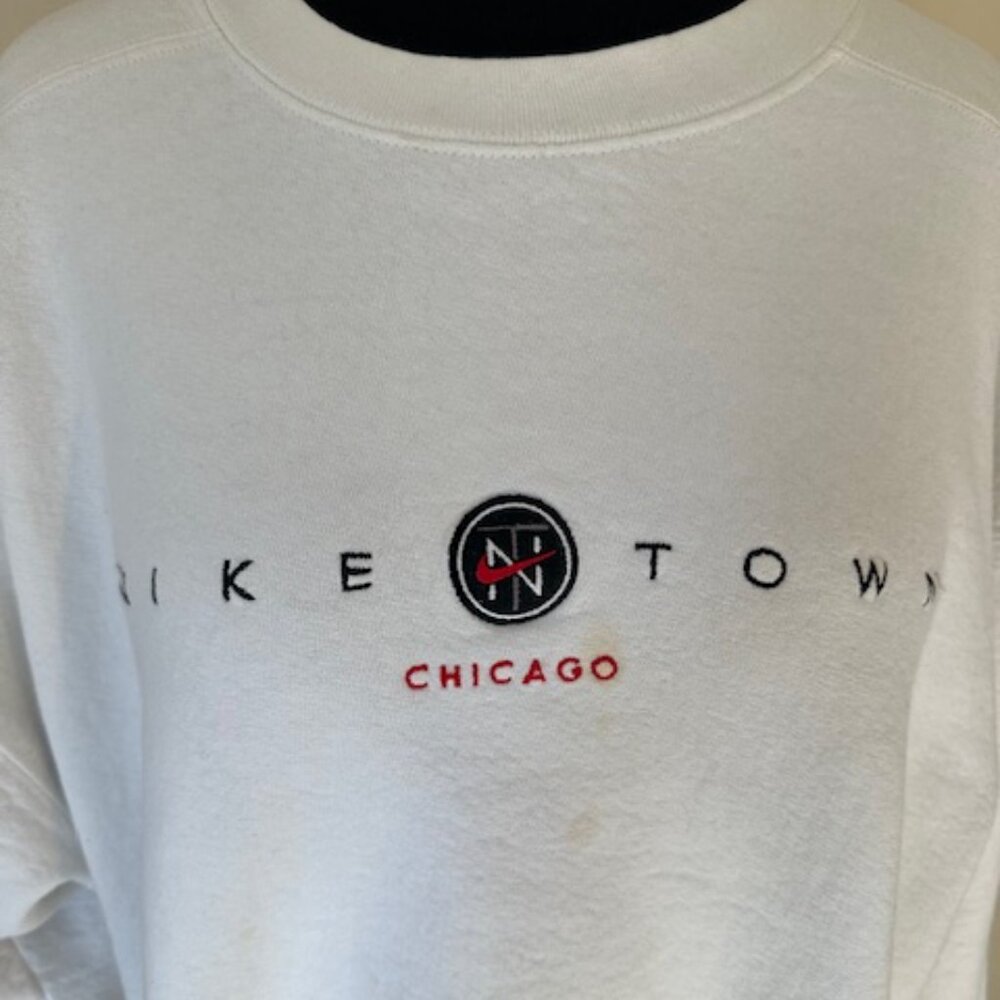 Rare Vintage 90s Nike Town Chicago Embroidered Sweatshirt  8553 - Picture 10 of 10